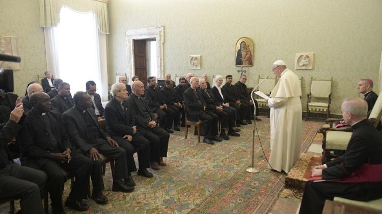 Papa aos rosminianos: ter a mão sempre estendida aos que sofrem